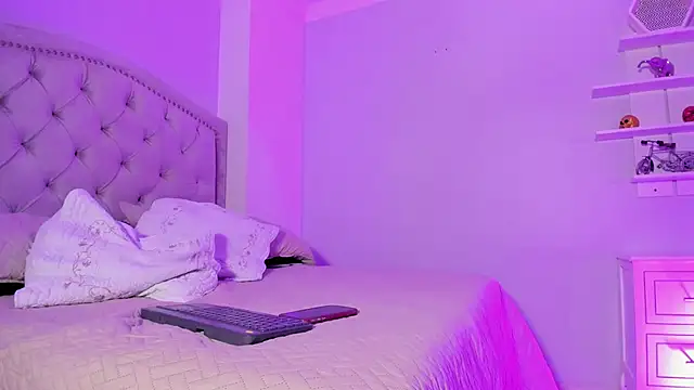 Snapshot of CamileHolmes chatting on February 28, 2025, 10:28 pm CamileHolmes online show from February 28, 2025, 10:28 pm