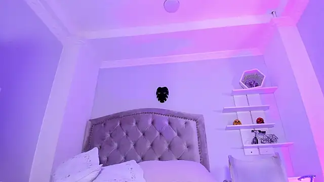 Snapshot of CamileHolmes chatting on March 7, 2025, 5:29 am CamileHolmes online show from March 7, 2025, 5:29 am