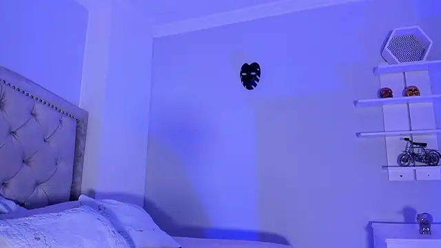 Snapshot of CamileHolmes chatting on February 13, 2025, 8:17 am CamileHolmes online show from February 13, 2025, 8:17 am