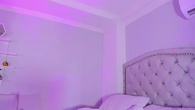 Snapshot of CamileHolmes chatting on March 4, 2025, 8:24 am CamileHolmes online show from March 4, 2025, 8:24 am