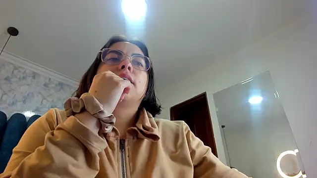 nalalye cruzz  online show from April 15, 2026, 2:50 am