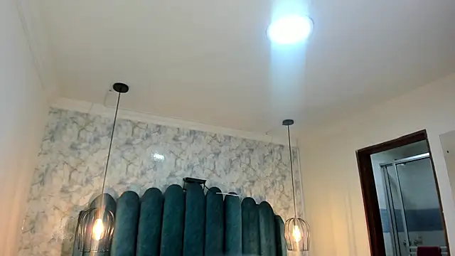 nalalye cruzz  online show from April 4, 2026, 3:02 am