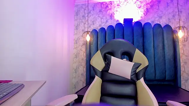 nalalye cruzz  online show from October 29, 2025, 3:16 am