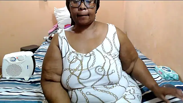 Snapshot of ZOQULUx chatting on July 4, 2026, 9:52 pm ZOQULUx online show from July 4, 2026, 9:52 pm