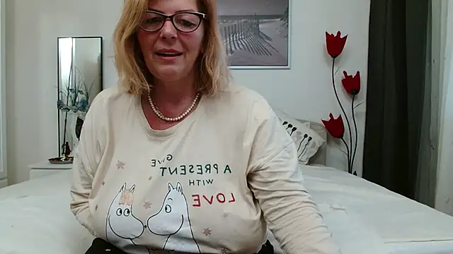 Snapshot of YulliaMilf chatting on March 10, 2025, 5:33 am YulliaMilf online show from March 10, 2025, 5:33 am