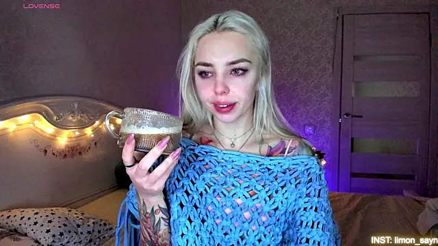 Snapshot of LillyMoure_ chatting on May 19, 2026, 11:45 pm LillyMoure online show from May 19, 2026, 11:45 pm