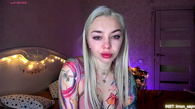 Snapshot of LillyMoure_ chatting on May 4, 2026, 11:51 pm LillyMoure online show from May 4, 2026, 11:51 pm