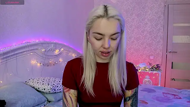 LillyMoure  online show from November 8, 2025, 11:30 pm