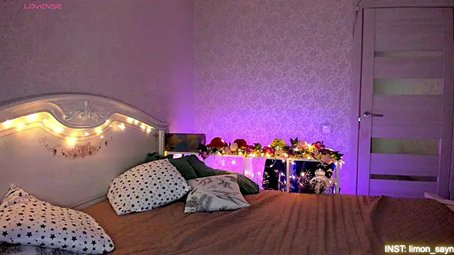 Snapshot of LillyMoure_ chatting on May 1, 2026, 11:21 pm LillyMoure online show from May 1, 2026, 11:21 pm