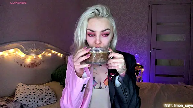 Snapshot of LillyMoure_ chatting on May 20, 2026, 11:57 pm LillyMoure online show from May 20, 2026, 11:57 pm