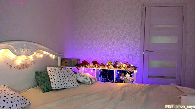 Snapshot of LillyMoure_ chatting on May 28, 2026, 11:21 pm LillyMoure online show from May 28, 2026, 11:21 pm