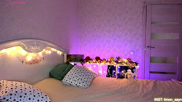 Snapshot of LillyMoure_ chatting on May 6, 2026, 11:31 pm LillyMoure online show from May 6, 2026, 11:31 pm
