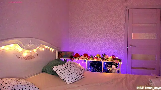 Snapshot of LillyMoure_ chatting on May 17, 2026, 12:10 am LillyMoure online show from May 17, 2026, 12:10 am