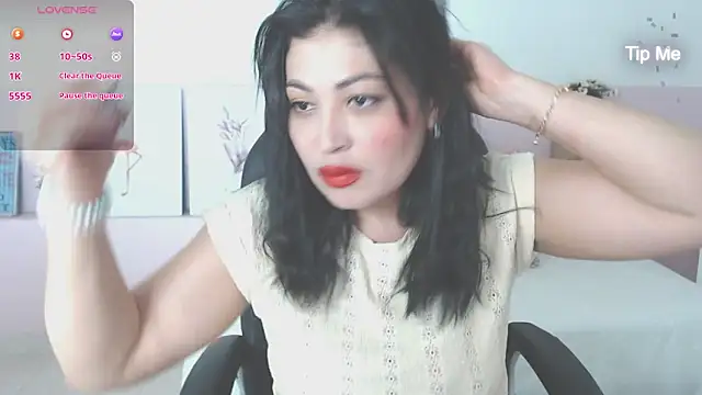 Snapshot of sophia_hadid chatting on November 4, 2025, 7:50 pm sophia hadid online show from November 4, 2025, 7:50 pm