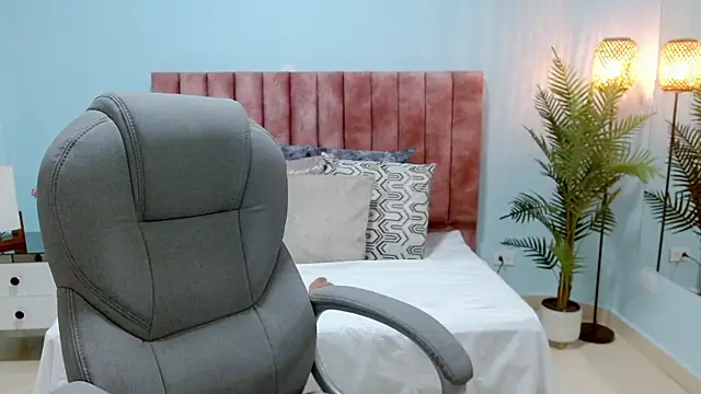 Snapshot of sophia_hadid chatting on November 13, 2025, 8:35 pm sophia hadid online show from November 13, 2025, 8:35 pm