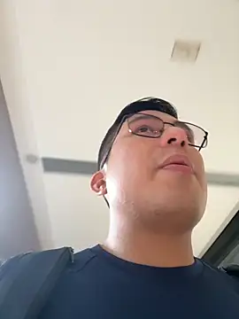 Snapshot of andrewmhilton_ chatting on December 3, 2025, 7:46 pm andrewmhilton online show from December 3, 2025, 7:46 pm