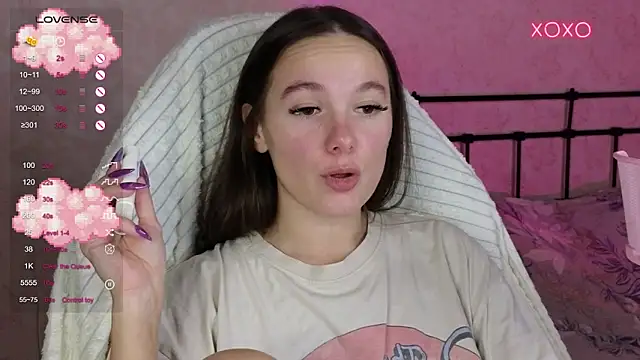 Snapshot of lil_luna_x chatting on November 1, 2025, 6:46 pm lil luna x online show from November 1, 2025, 6:46 pm