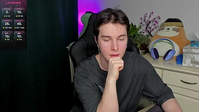 Snapshot of Vincent_Strong chatting on February 4, 2026, 1:17 pm Vincent Strong online show from February 4, 2026, 1:17 pm