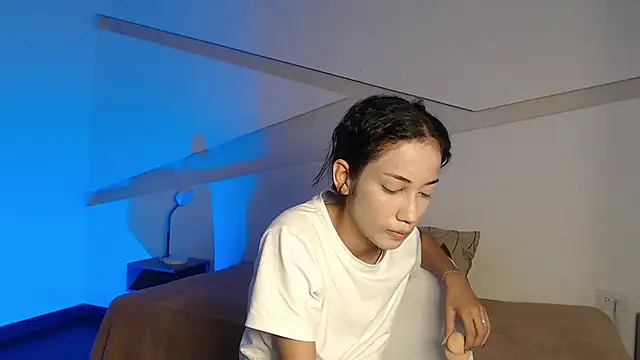 hot little bunny online show from November 17, 2025, 8:57 pm