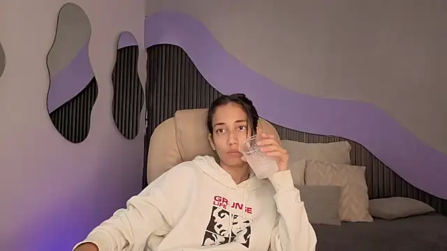 hot little bunny online show from March 2, 2026, 10:17 pm