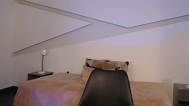 hot little bunny online show from January 8, 2026, 10:05 pm