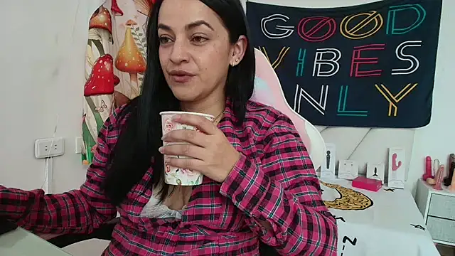 LovelyAzucena online show from April 20, 2026, 3:02 pm