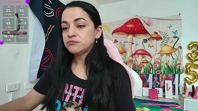 LovelyAzucena online show from May 22, 2026, 2:59 pm