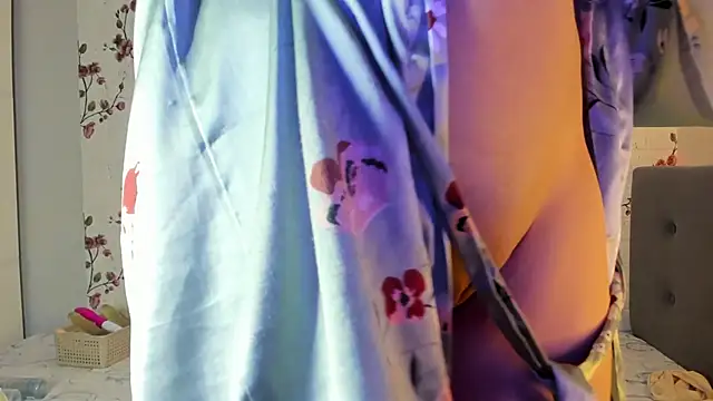 Snapshot of Alisagold90 chatting on December 15, 2025, 7:58 am Alisagold90 online show from December 15, 2025, 7:58 am