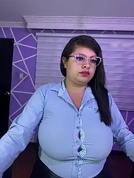 Snapshot of MiiaaJoness chatting on April 23, 2026, 8:32 pm MiiaaJoness online show from April 23, 2026, 8:32 pm