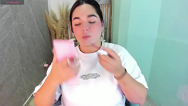 CelesteBrucee online show from April 18, 2026, 9:37 pm