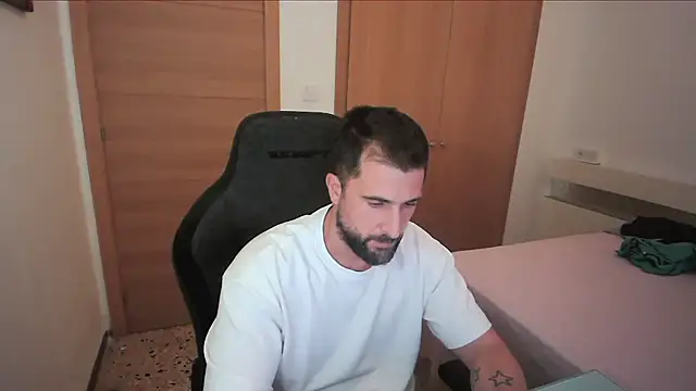 Snapshot of alex877x chatting on November 13, 2025, 10:35 pm alex877x online show from November 13, 2025, 10:35 pm