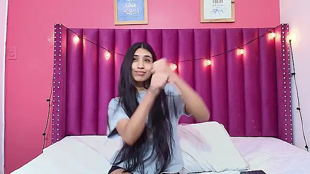 Snapshot of littlee_emilyy_ chatting on January 22, 2025, 5:59 am littlee emilyy  online show from January 22, 2025, 5:59 am