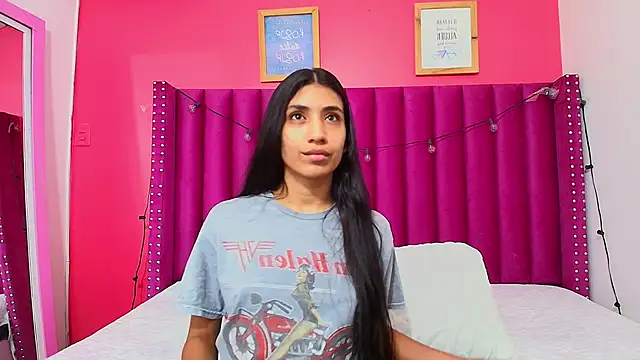 Snapshot of littlee_emilyy_ chatting on January 22, 2025, 2:48 am littlee emilyy  online show from January 22, 2025, 2:48 am