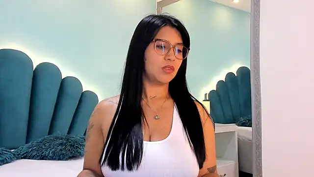 sharlott18 online show from October 17, 2025, 11:45 am