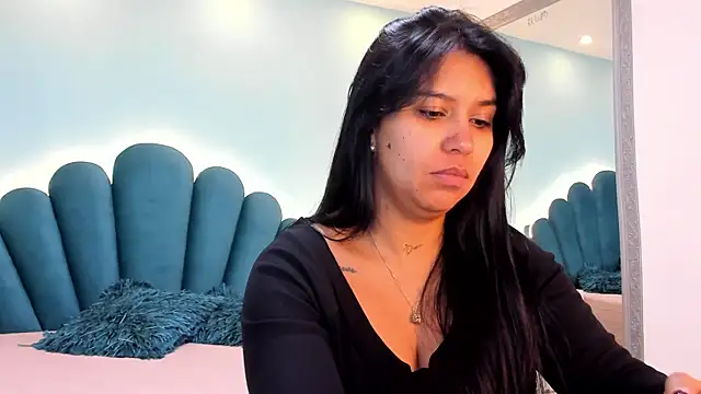 sharlott18 online show from December 3, 2025, 5:12 pm