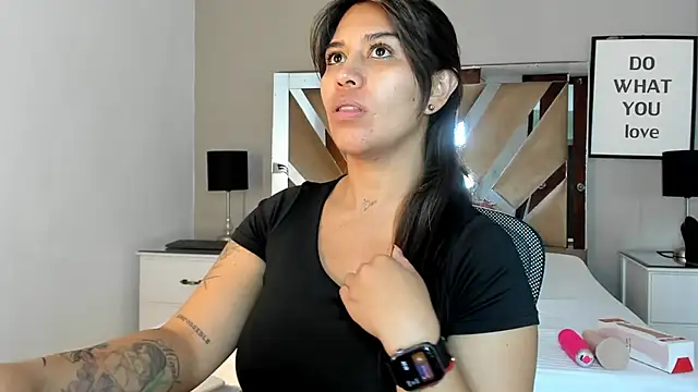 sharlott18 online show from December 18, 2024, 3:22 pm