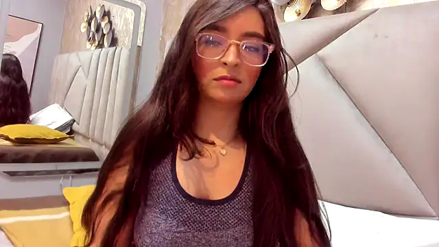 Eva Macalliter online show from December 14, 2025, 3:57 am