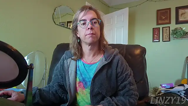 Linzy 19 online show from November 17, 2025, 2:32 pm