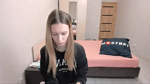 OliviaLukas online show from December 18, 2024, 5:42 pm