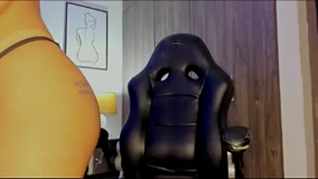 Snapshot of HollyEvanz chatting on November 29, 2025, 4:45 am HollyEvanz online show from November 29, 2025, 4:45 am