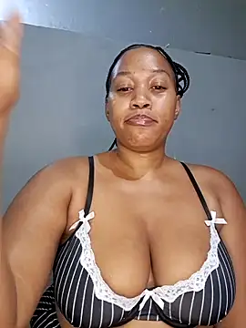 Snapshot of Toya_P chatting on October 18, 2025, 9:06 pm Toya P online show from October 18, 2025, 9:06 pm