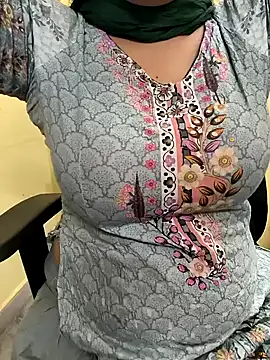 Snapshot of lovely_zara chatting on February 11, 2025, 6:40 am lovely zara online show from February 11, 2025, 6:40 am