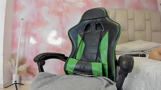 aida rose  online show from November 21, 2025, 5:34 pm