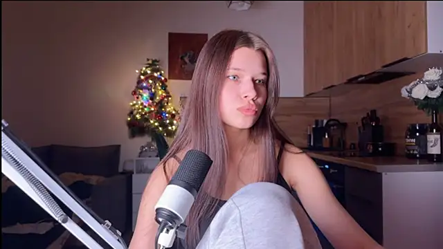 Snapshot of YourOblivion chatting on December 17, 2025, 6:24 pm YourOblivion online show from December 17, 2025, 6:24 pm