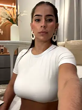 Snapshot of Mau_White chatting on December 4, 2025, 9:25 pm Mau White online show from December 4, 2025, 9:25 pm