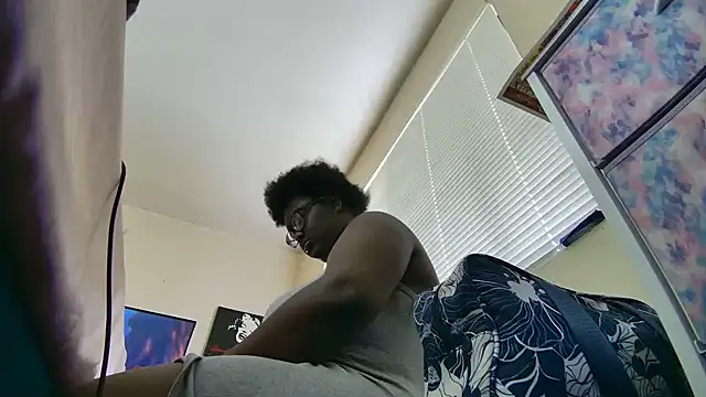 Yagurl  west online show from February 21, 2025, 11:32 pm