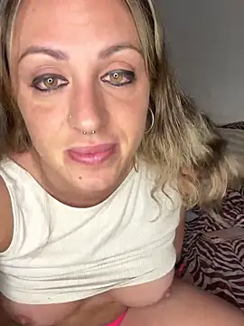 Snapshot of fitcouple1889 chatting on March 13, 2025, 12:59 am fitcouple1889 online show from March 13, 2025, 12:59 am