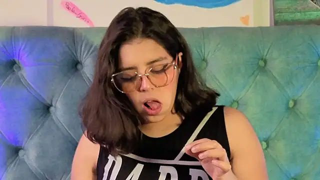 Paola Lyon  online show from February 13, 2026, 7:25 pm