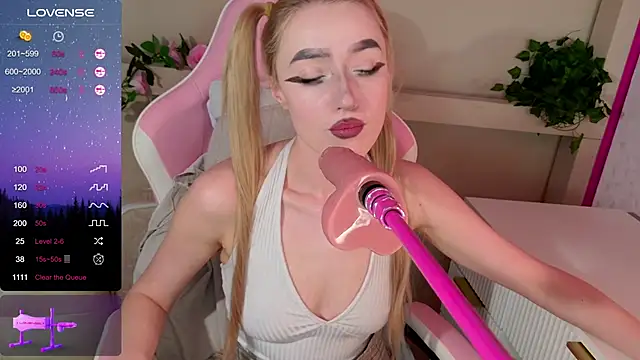 LeonaEviann online show from April 14, 2026, 1:32 am