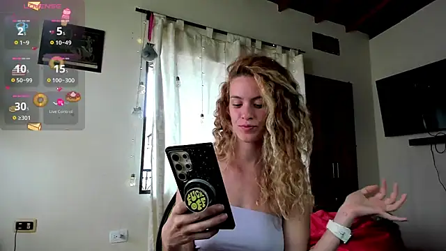 Snapshot of Rainbow_leia chatting on December 22, 2024, 7:52 pm Rainbow leia online show from December 22, 2024, 7:52 pm